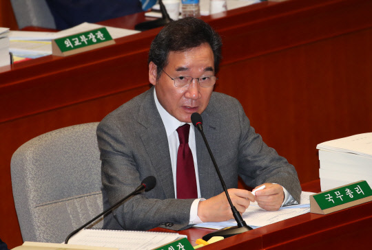 질문에 답하고 있는 이낙연 총리(사진=연합뉴스)